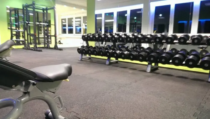 Elastischer gummiboden fitnessboden elastik gummigranulat fliese platte fitness gerätebereich freihantelb